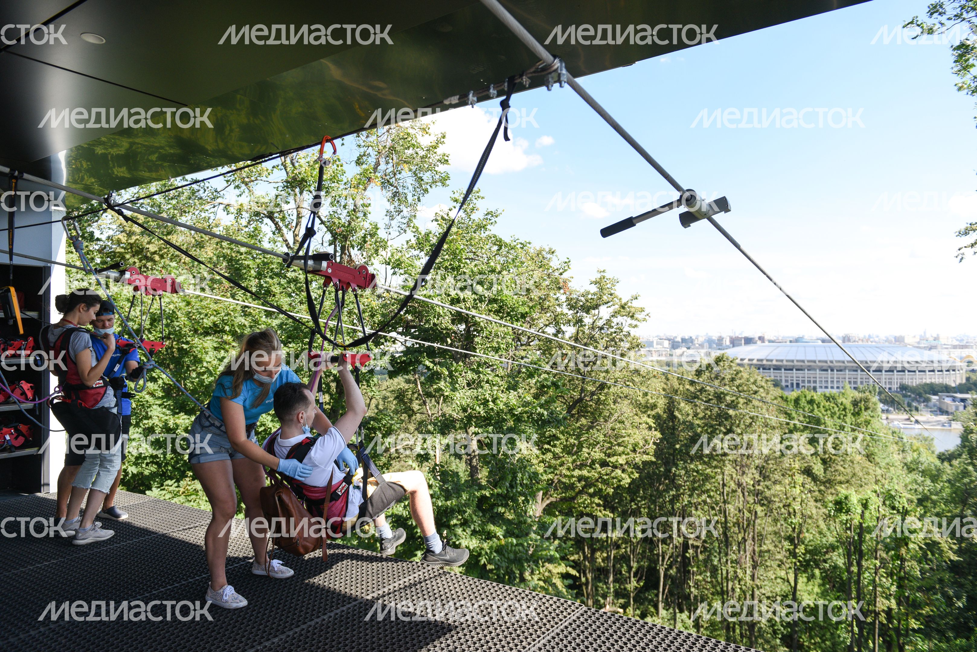 Запуск аттракциона зиплайн на территории Воробьевых гор в Москве