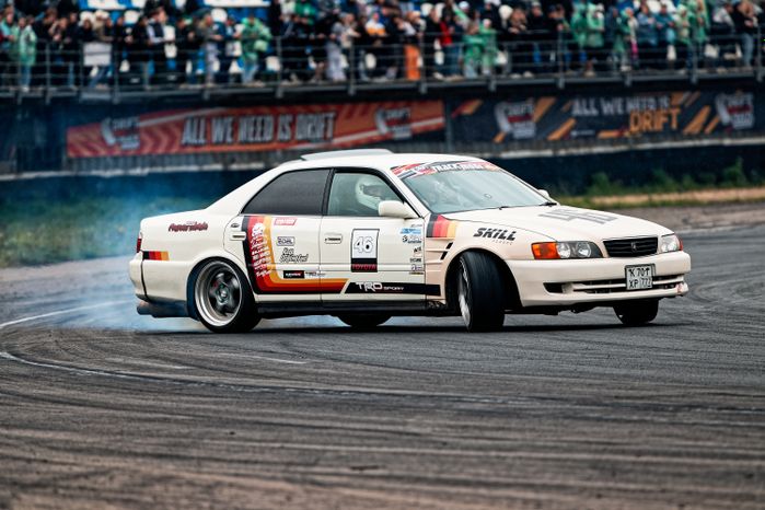 Гонка автомобилей на дрифт-фестивале скорости и драйва Drift Expo Track Mode 2025