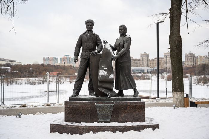 Памятник труженикам тыла в 1941-1945 у Троицкого собора в Раменском городском парке