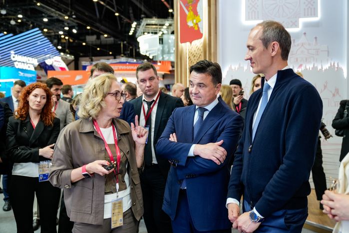Дмитрий Григоренко осмотрел подмосковный стенд на ПМЭФ-2025