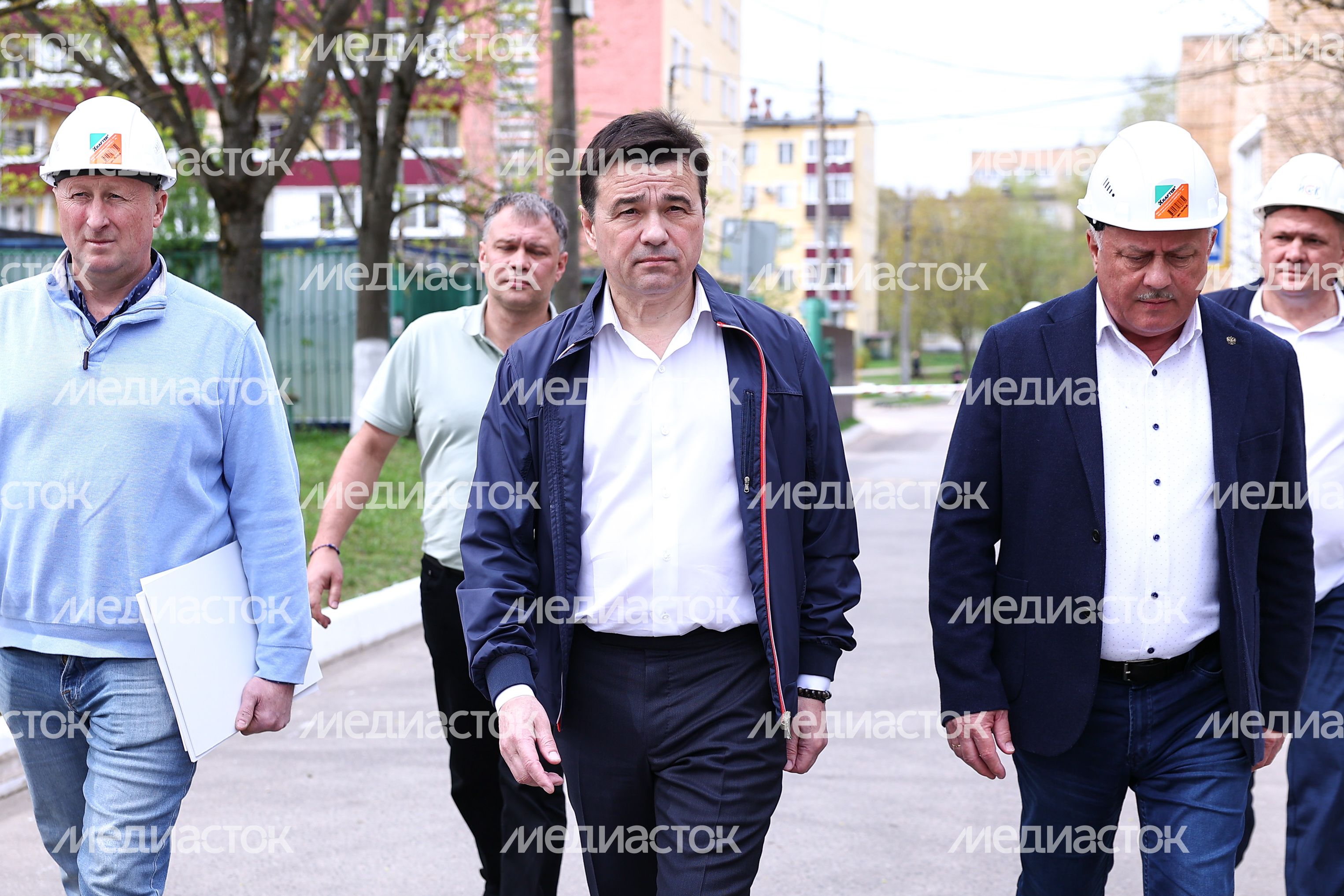 Андрей Воробьев проверил ход ремонта бассейна в поселке Селятино