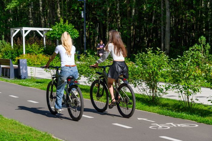 Прогулка на велосипеде в парке «Авангард» летом в Электростали