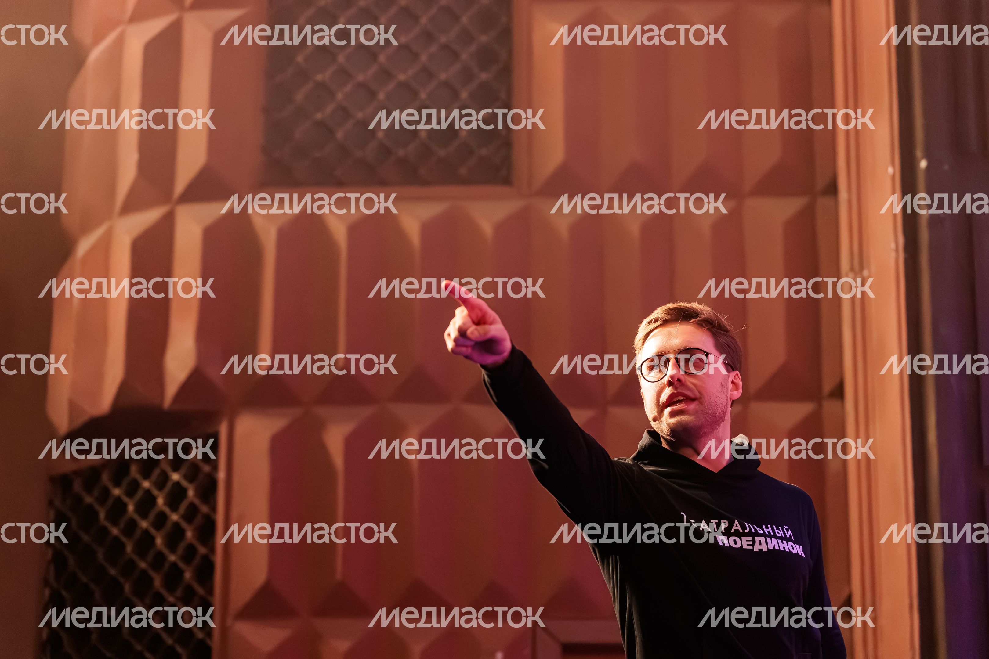 Ведущий финального матча проекта «Театральный поединок» Михаил Грищенко Ведущий финального матча проекта «Театральный поединок» Михаил Грищенко