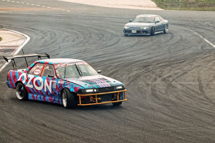 Гонка автомобилей на дрифт-фестивале скорости и драйва Drift Expo Track Mode 2025