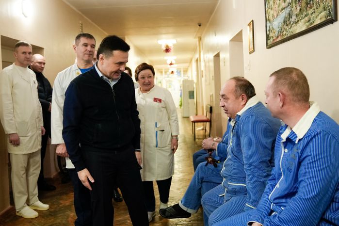 Андрей Воробьев навестил бойцов в военном госпитале под Солнечногорском