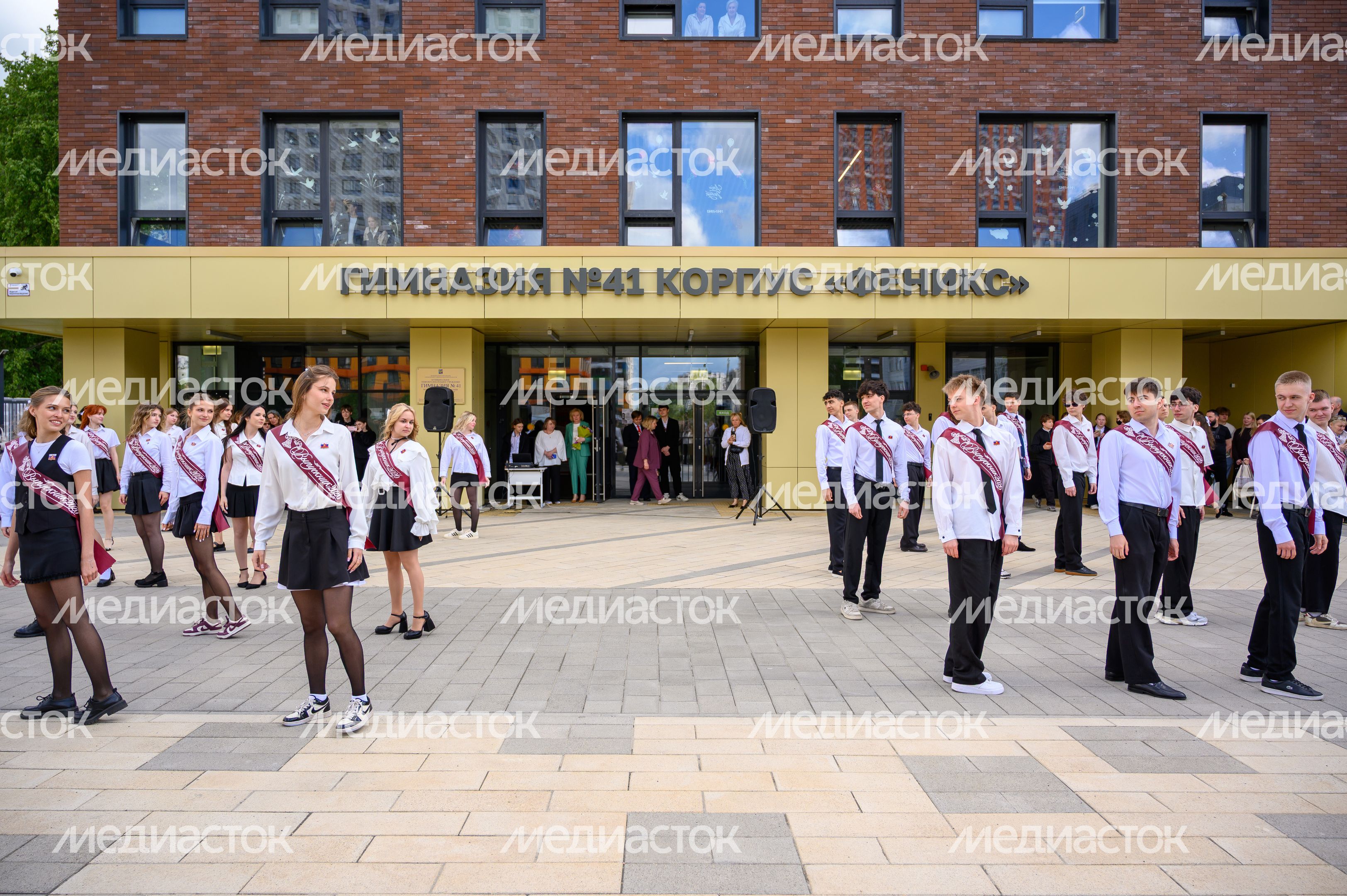Вальс выпускников на последнем звонке в гимназии №41 - корпусе «Феникс» в ЖК «Жулебино парк» города Люберцы