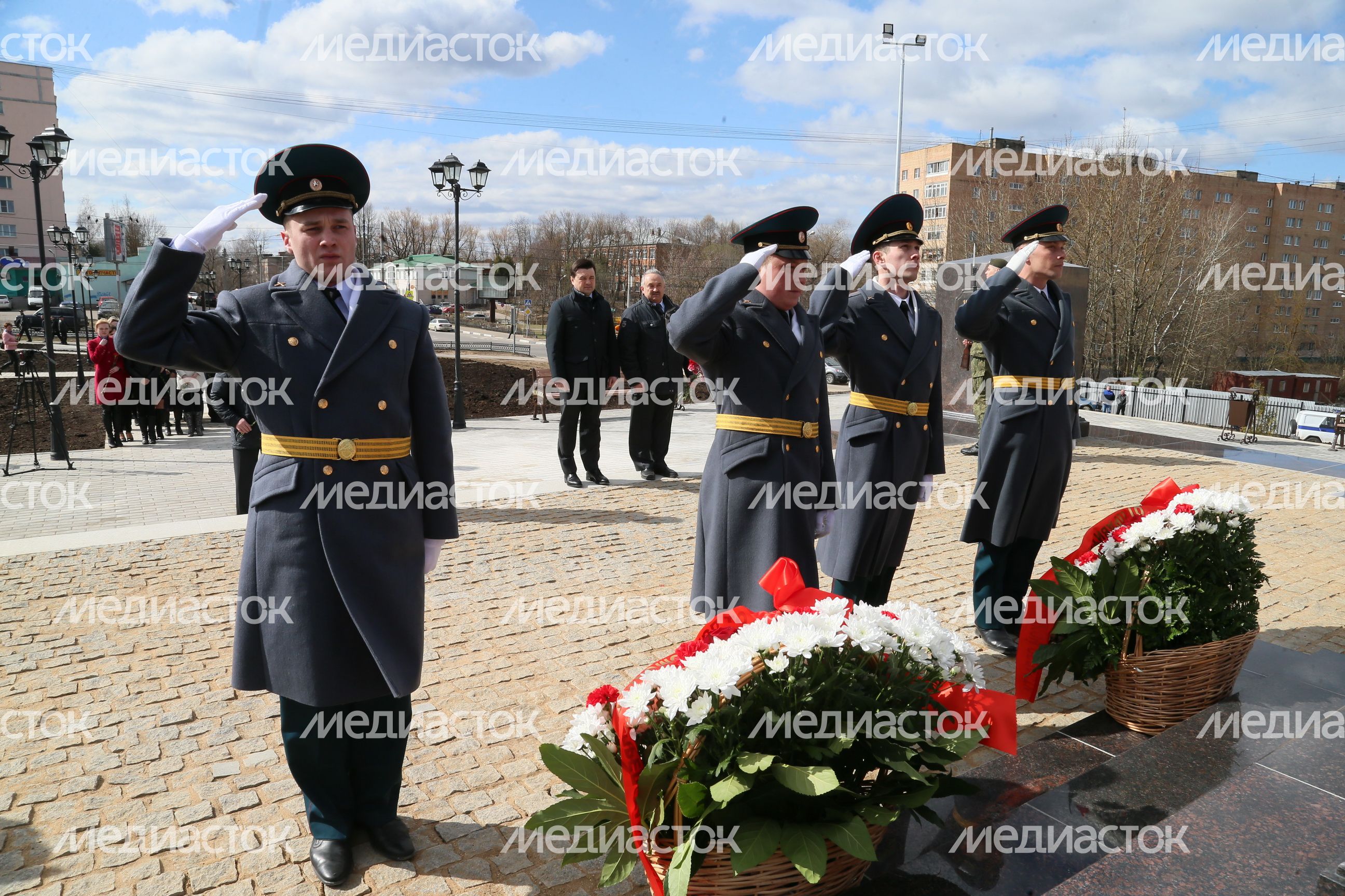 А. Воробьев возложил венки к стеле «Можайск – город воинской славы»
