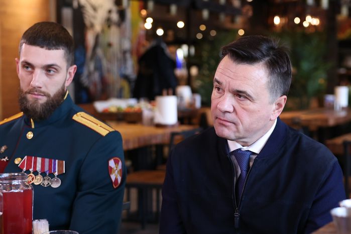 Андрей Воробьев пообщался с героями СВО и волонтерами за чашкой чая