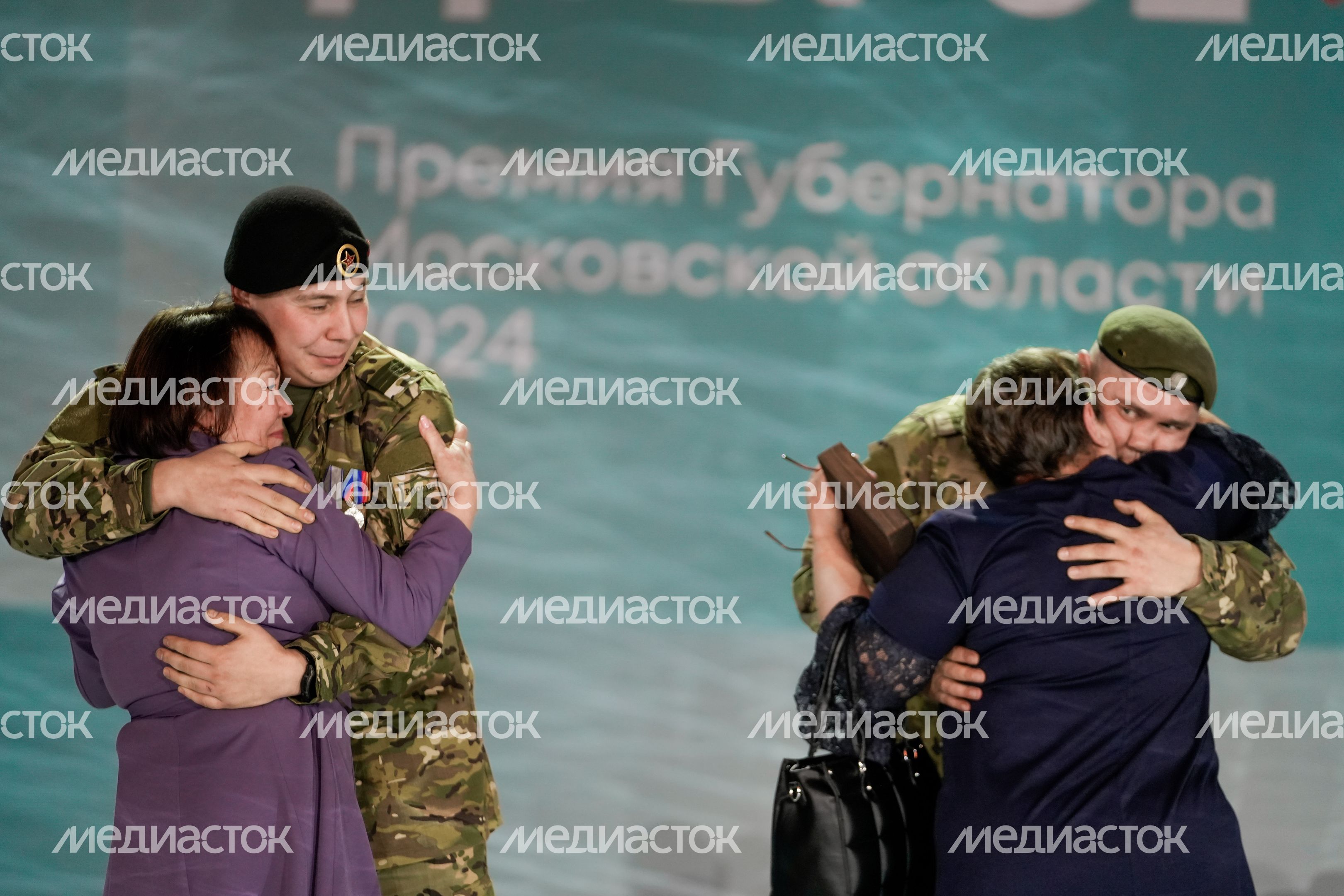 Матери бойцов СВО встретились с сыновьями на церемонии вручения премии "Мы рядом. Доброе дело" Матери бойцов СВО встретились с сыновьями на церемонии вручения премии "Мы рядом. Доброе дело"