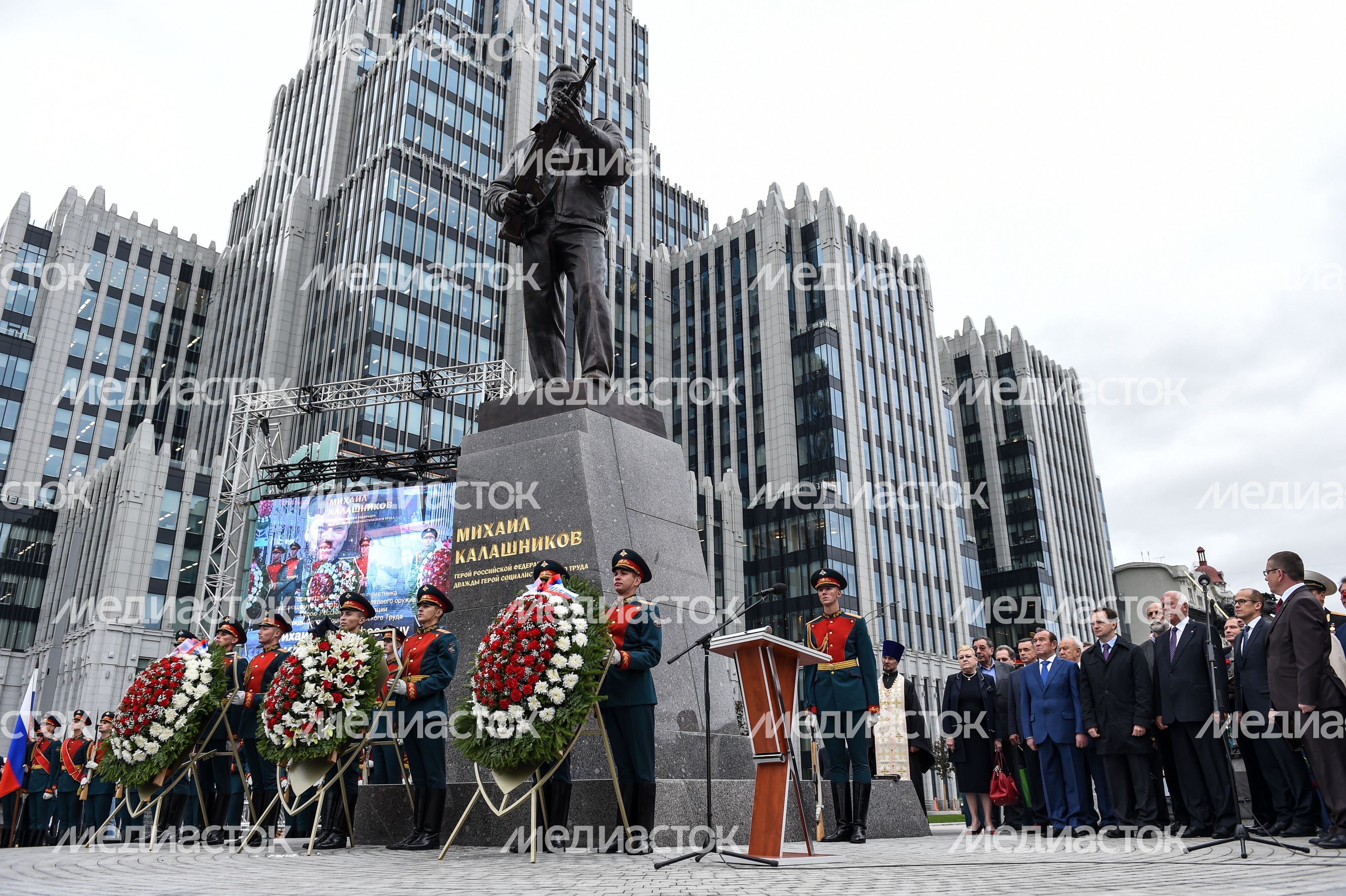 В Москве торжественно открыли памятник Михаилу Калашникову