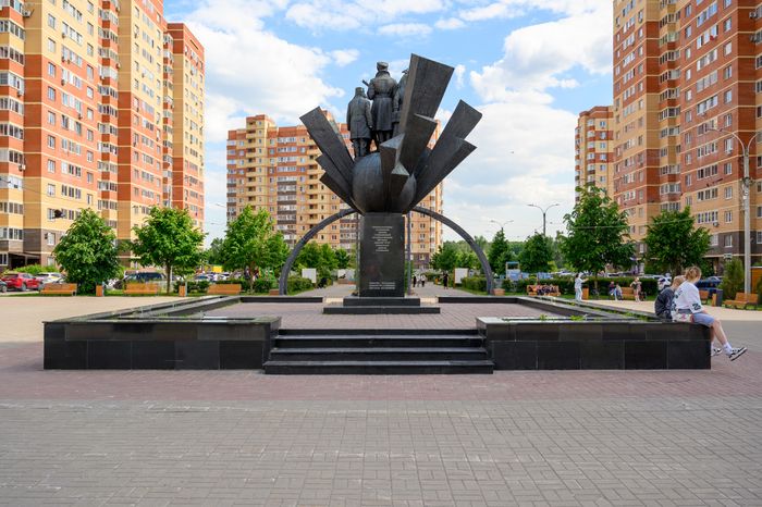 Памятник детям военных лет в поселке Свердловский округа Лосино-Петровский