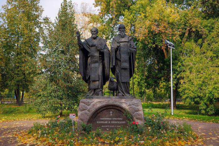 Святители Христовы Николай и Спиридон - памятник на территории усадьбы Белая дача в Котельниках