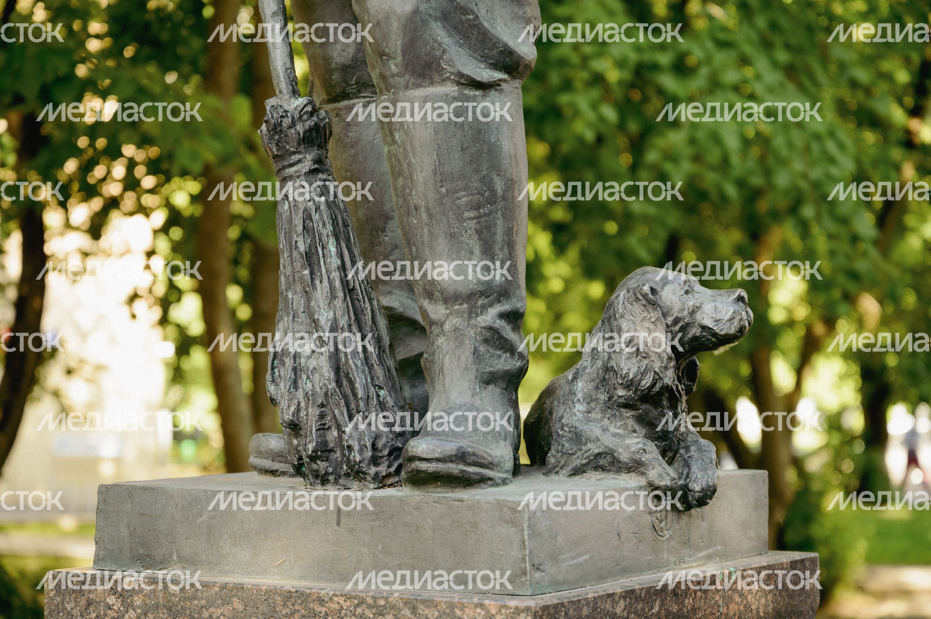 Памятник Дворник с собачкой