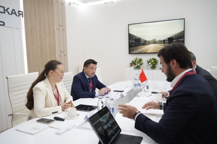 Андрей Воробьев на полях ПМЭФ обсудил с инвесторами  развитие Light Industrial в Подмосковье