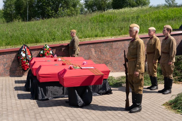 Перезахоронение солдат ВОВ в деревне Ельня