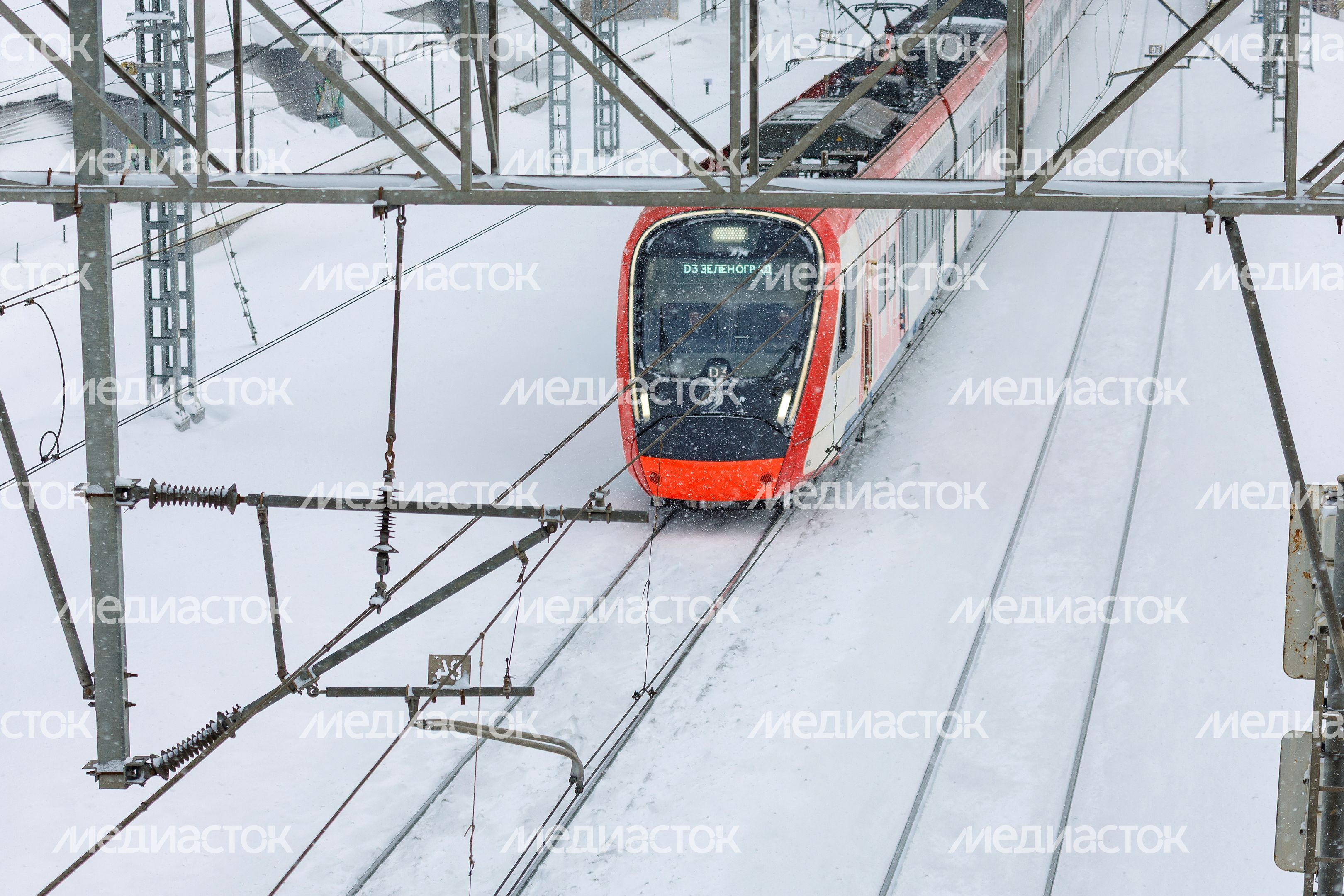 Электричка МЦД-2 едет по рельсам в городе Химки Электричка МЦД-2 едет по рельсам в городе Химки