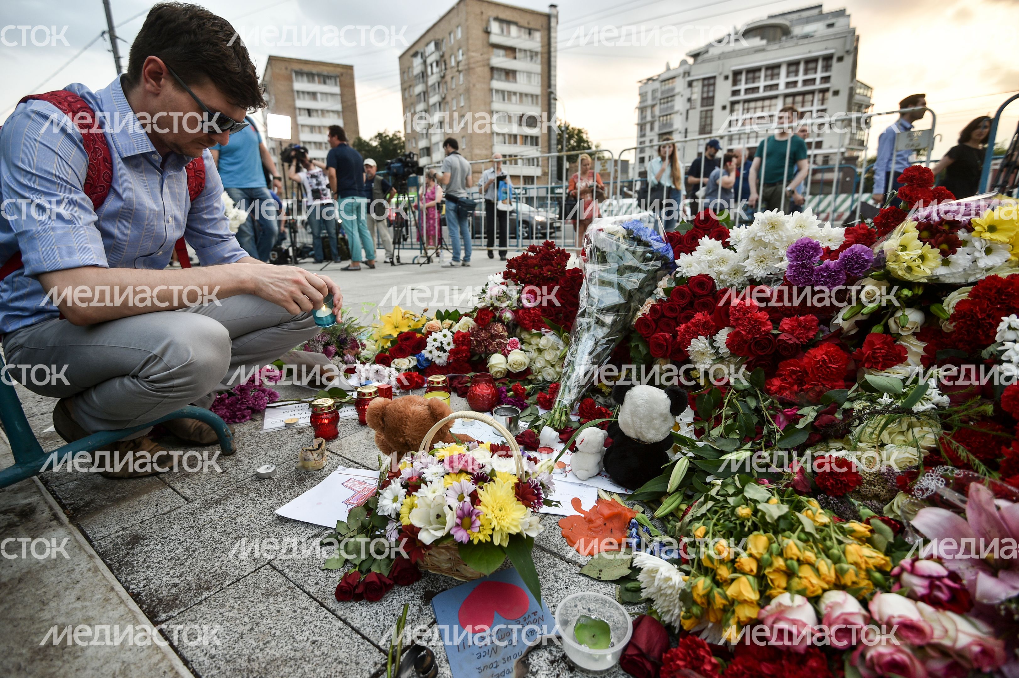 Жители Москвы несут цветы к посольству Франции Жители Москвы несут цветы к посольству Франции