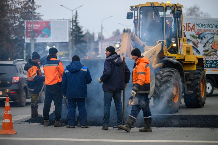 Рабочие Мособлводоканала укладывают асфальт в Орехово-Зуево после ремонта водопровода