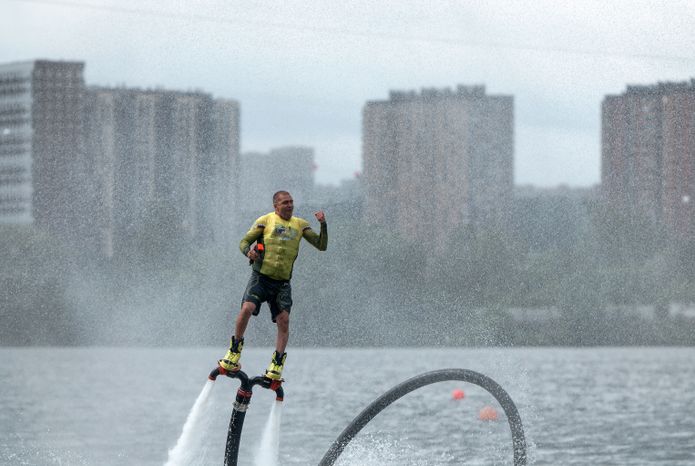 Водное флайборд-шоу провели на пляже «Рублево» на подмосковном солнечном сап-фесте в Красногорске