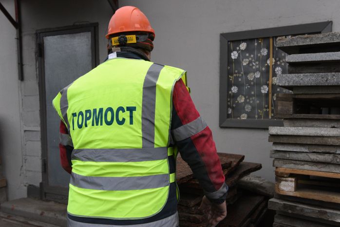 Процесс обработки гранитного камня специалистами ГБУ «Гормост» для облицовки стен подземных пешеходных переходов в Москве