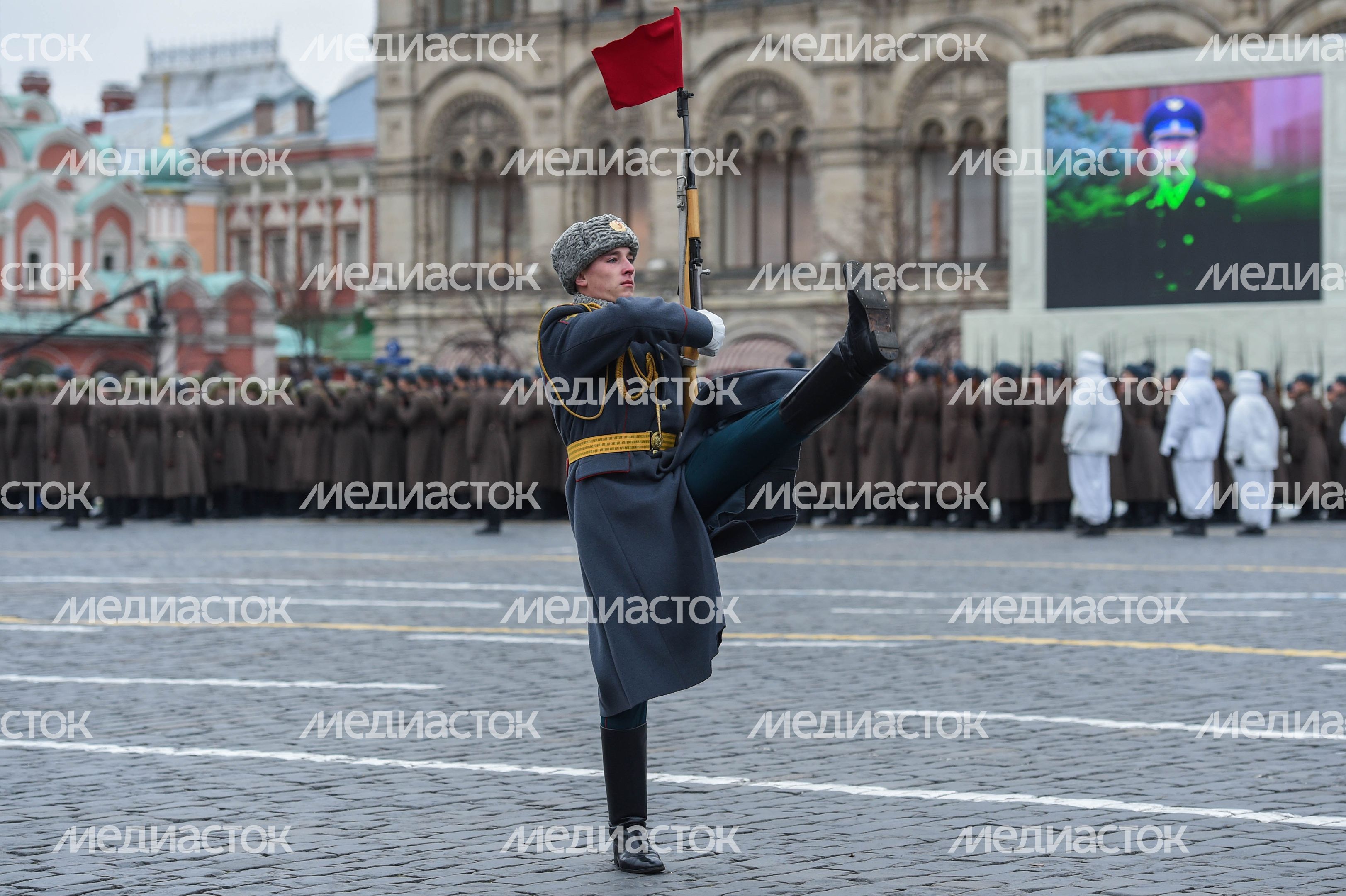 Торжественный марш в честь парада 1941 года на Красной площади в Москве