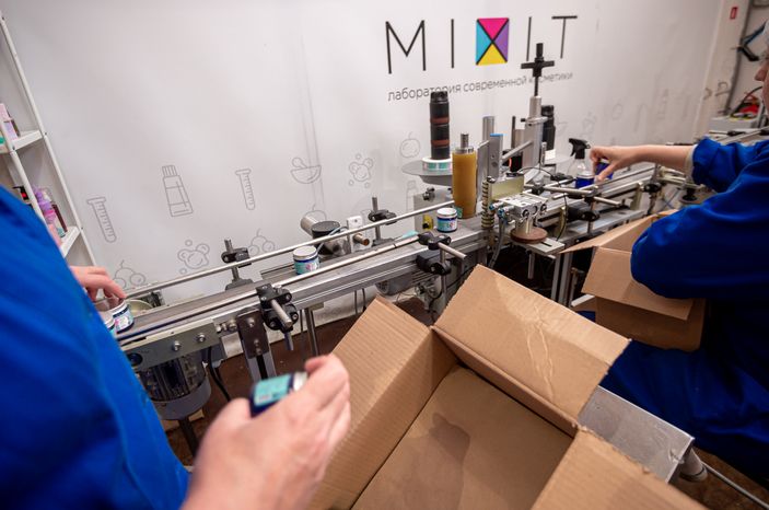 Процесс работы фабрики косметического бренда Mixit