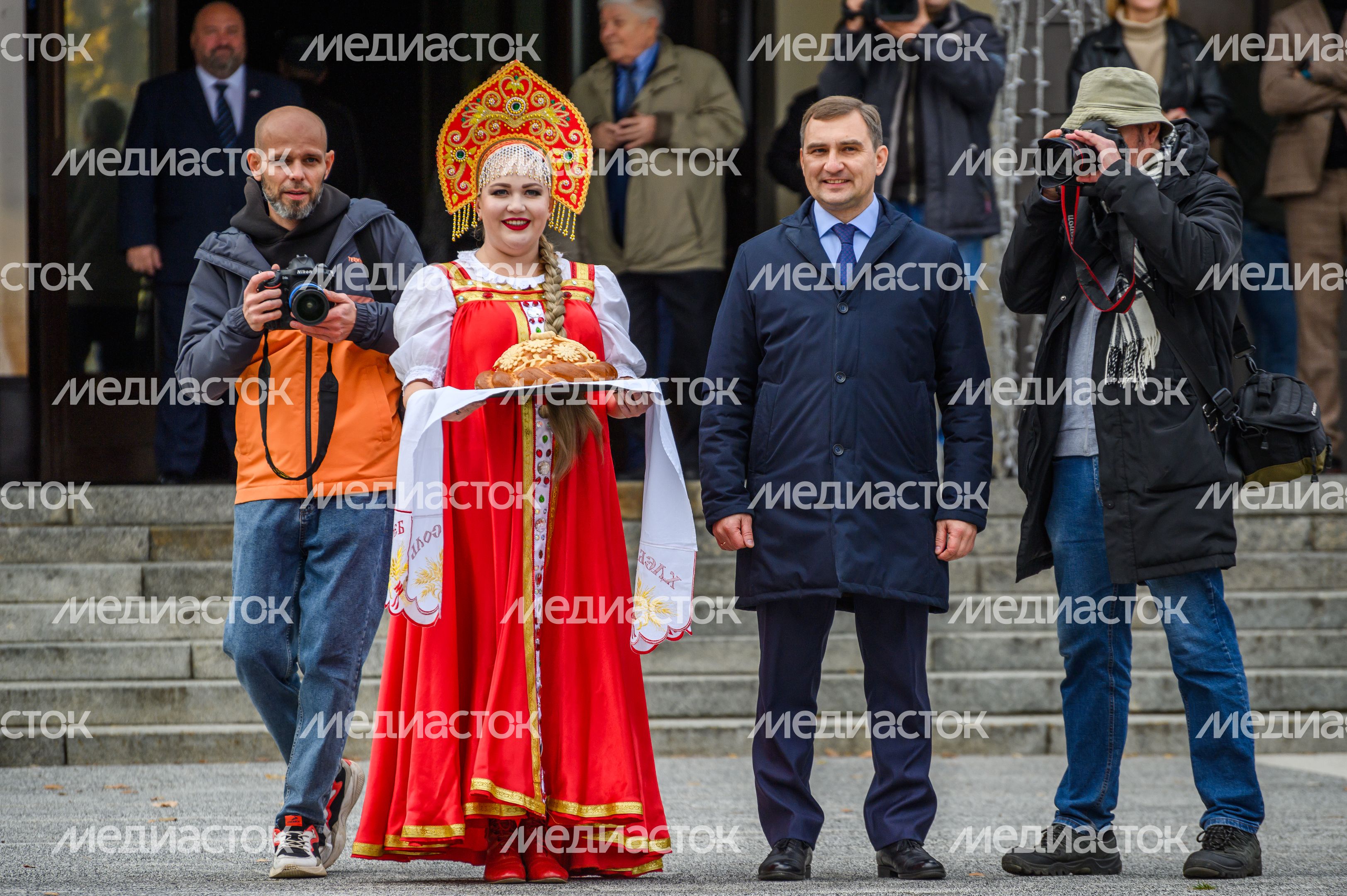Торжественная встреча космонавтов-рекордсменов по пребыванию на МКС в Звездном городке с хлебом-солью Торжественная встреча космонавтов-рекордсменов по пребыванию на МКС в Звездном городке с хлебом-солью