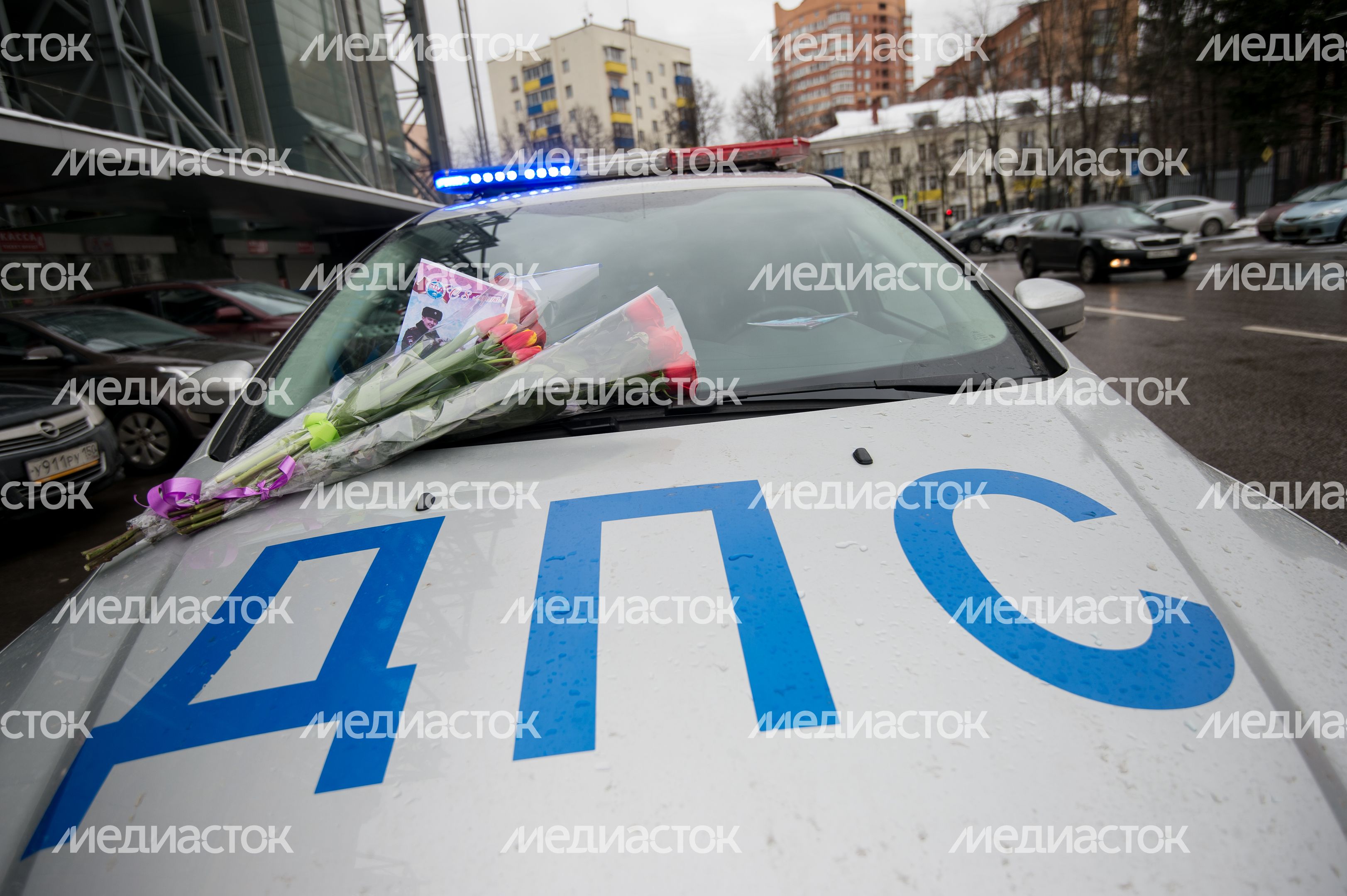 Сотрудники ГИБДД поздравляют женщин в преддверии 8 марта