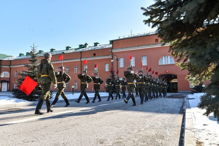 Подготовка военнослужащих отдельного комендантского Преображенского полка к военному параду на Красной площади