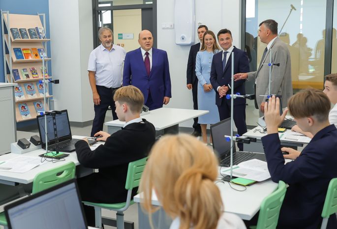 Михаил Мишустин и Андрей Воробьев поздравили учащихся и педагогов лобненского лицея «Авиатика»