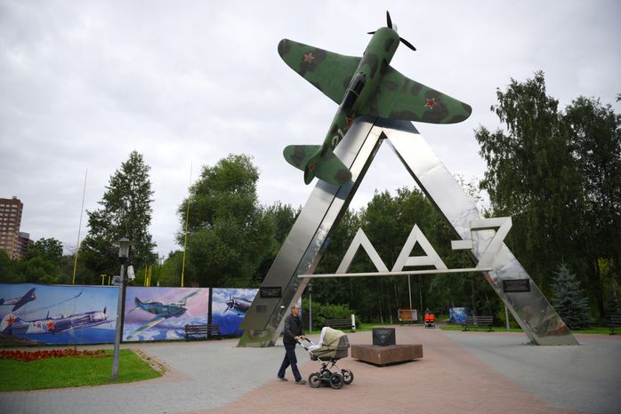 Памятник военному истребителю ЛА-7 в Химках