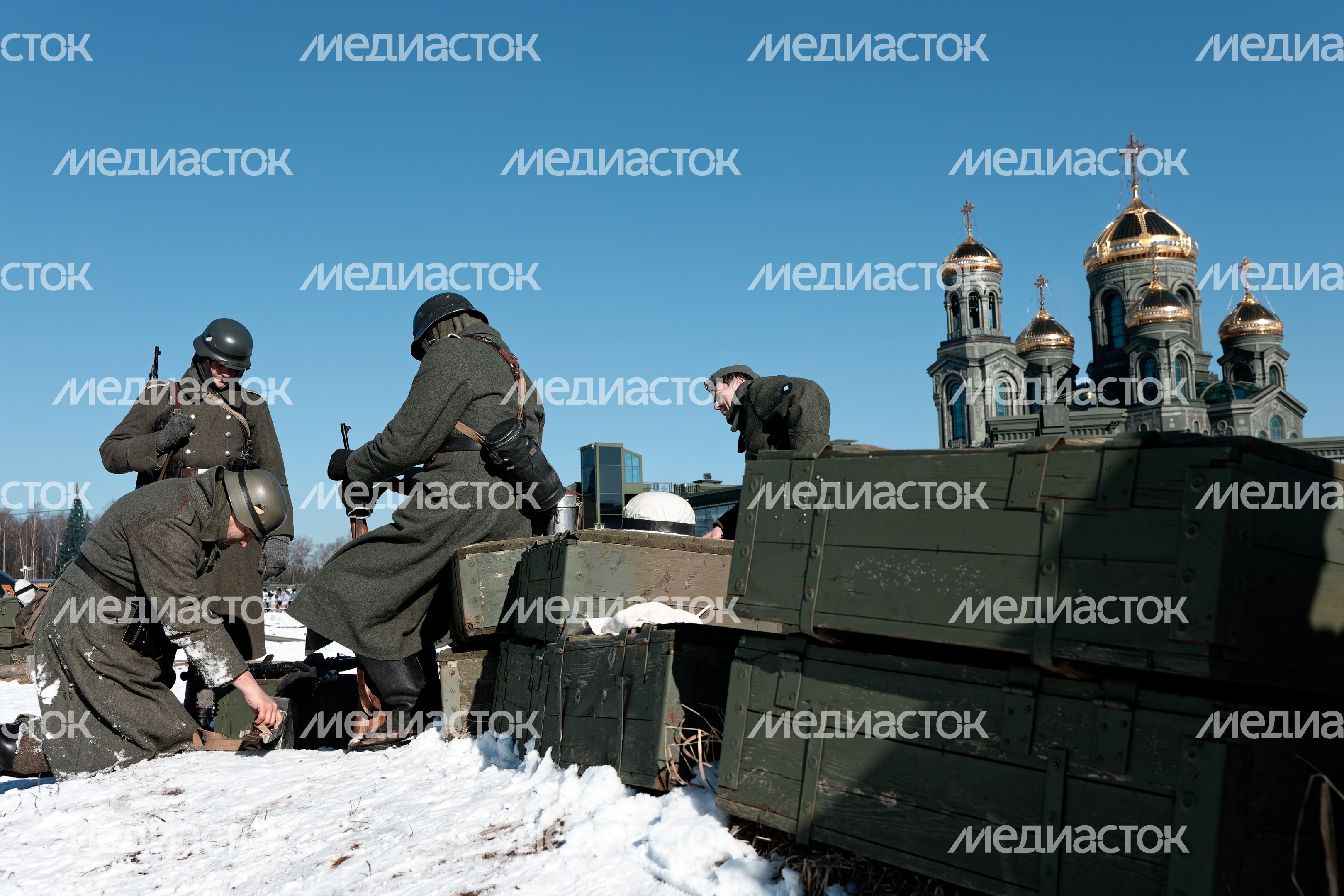 Военно-историческая реконструкция битвы за Сталинград у храма ВС РФ в Кубинке Военно-историческая реконструкция битвы за Сталинград у храма ВС РФ в Кубинке