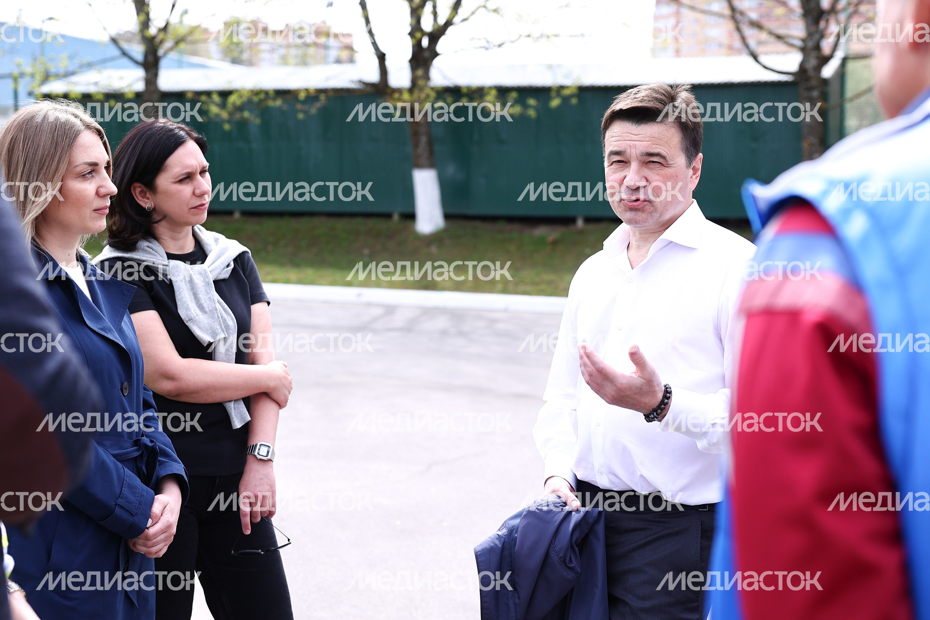 Андрей Воробьев проверил ход ремонта бассейна в поселке Селятино