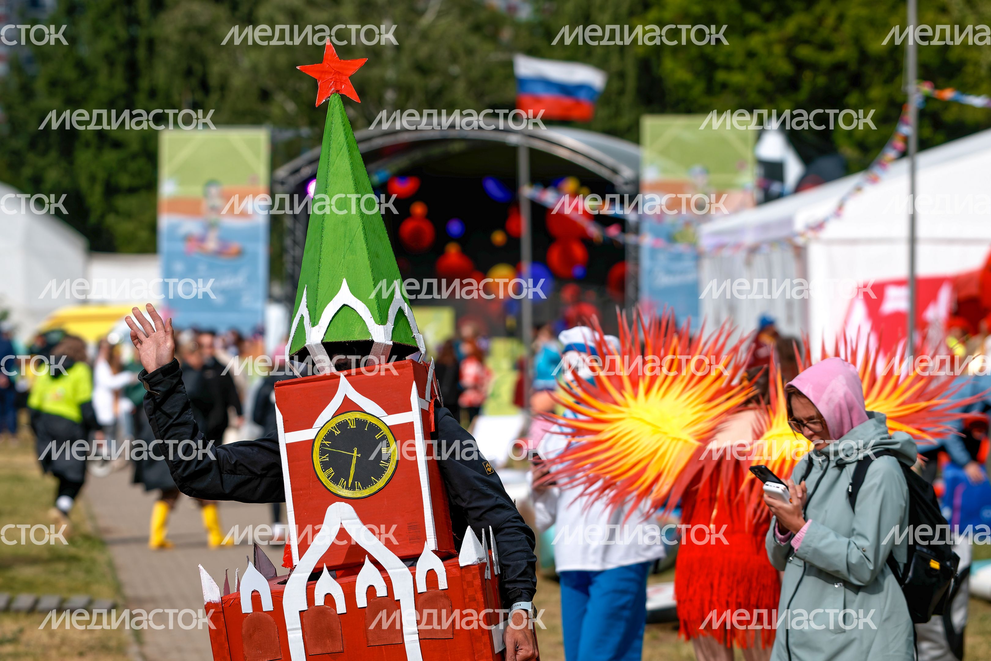 Карнавальный сап-заплыв на фестивале «Подмосковный солнечный сап-фест» в Красногорске Карнавальный сап-заплыв на фестивале «Подмосковный солнечный сап-фест» в Красногорске