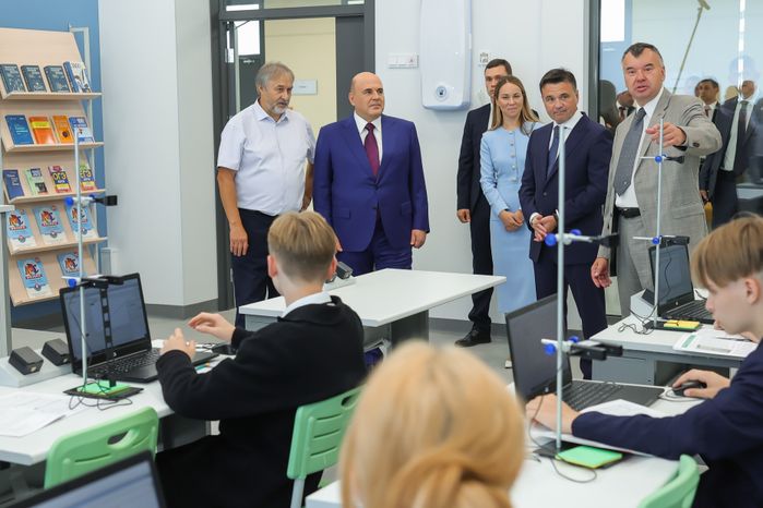Михаил Мишустин и Андрей Воробьев поздравили учащихся и педагогов лобненского лицея «Авиатика»