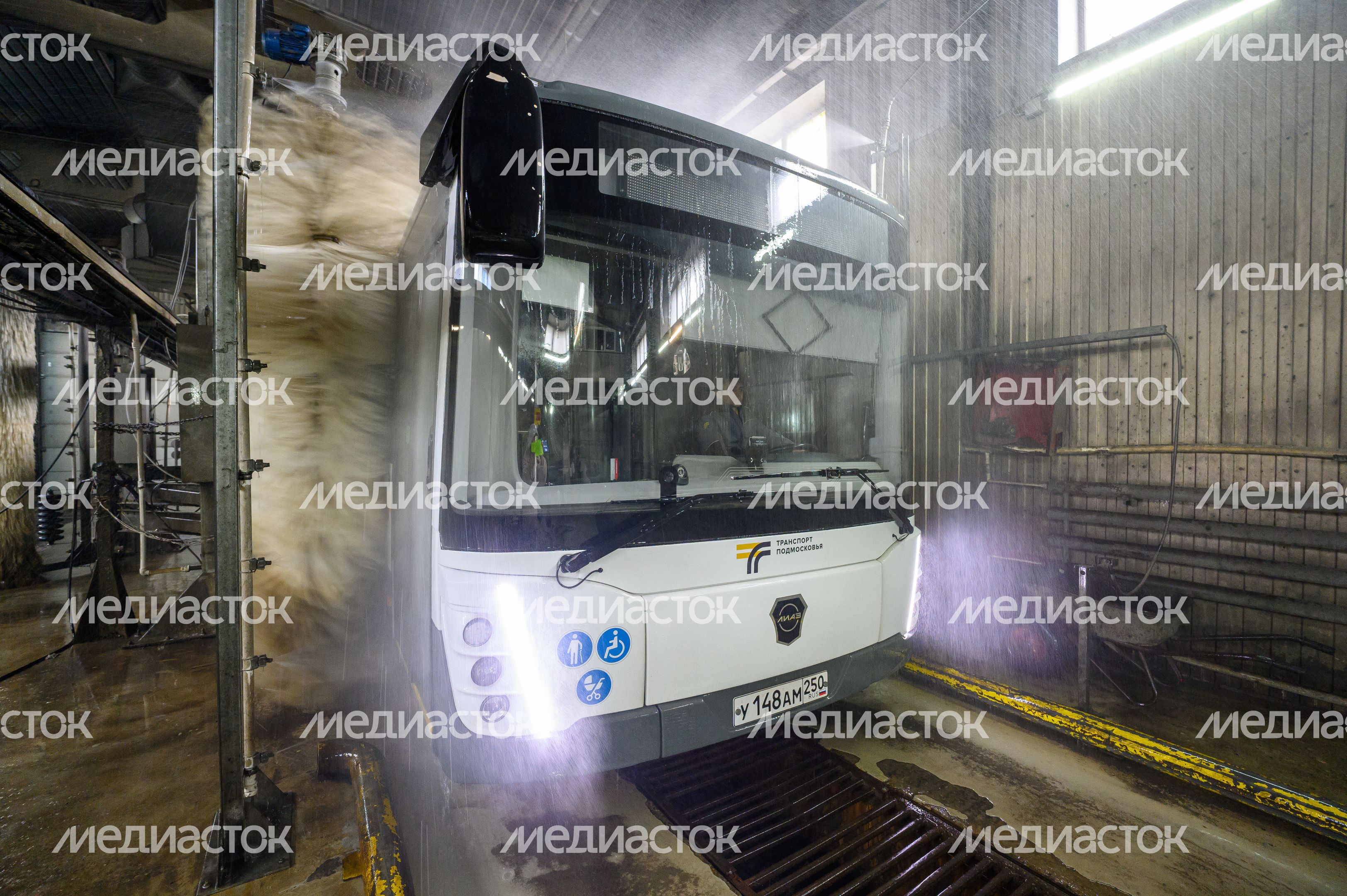 Мойка кузова автобуса перед отправлением в рейс Мойка кузова автобуса перед отправлением в рейс