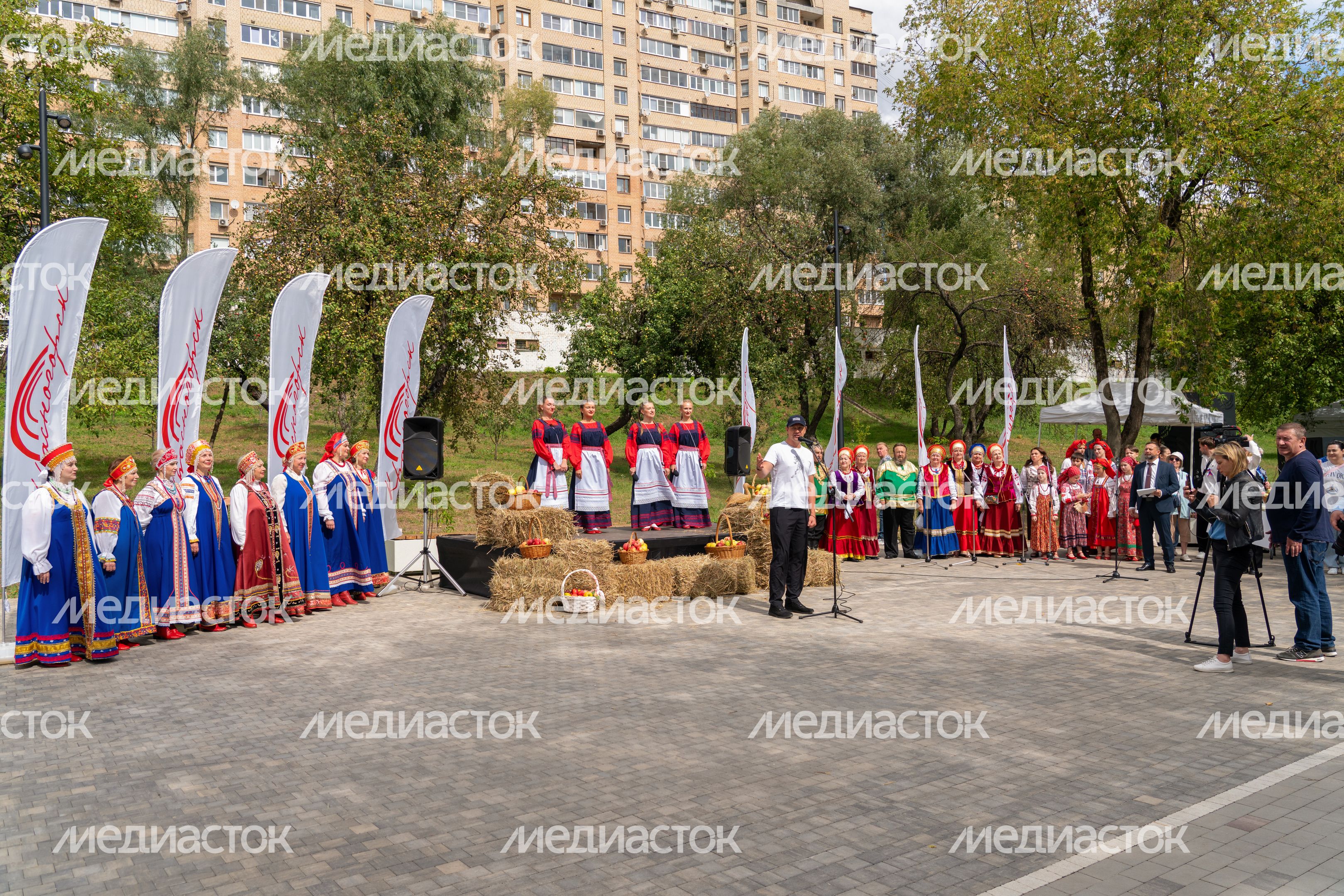 Народные творческие коллективы выступили на празднике Яблочного Спаса в Яблоневом сквере Красногорска Народные творческие коллективы выступили на празднике Яблочного Спаса в Яблоневом сквере Красногорска