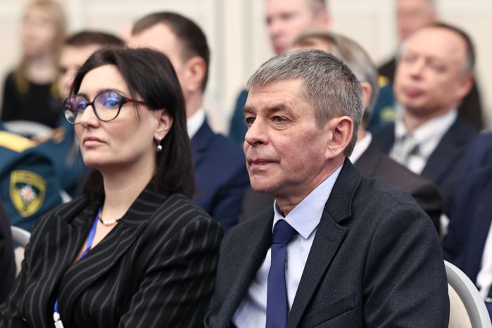 Сотрудников МЧС поздравили с Днем спасателя и 35-летием ведомства