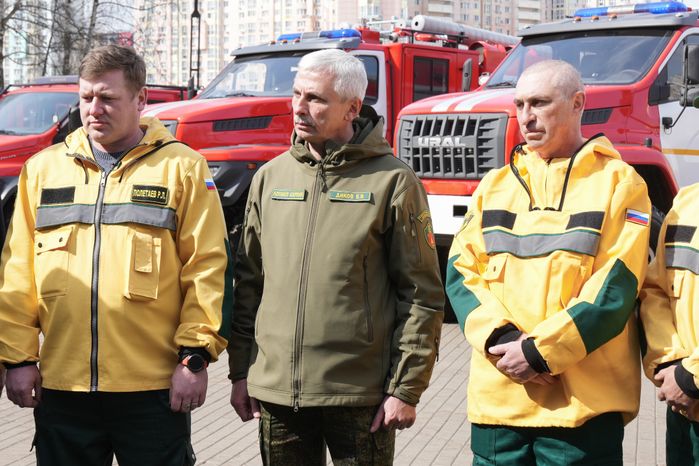 Андрей Воробьев и глава Рослесхоза передали в подмосковные лесничества новую спецтехнику
