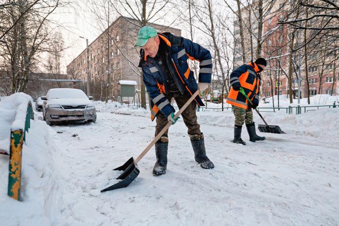 Уборка снега в поселке Большие Вяземы Одинцовского округа
