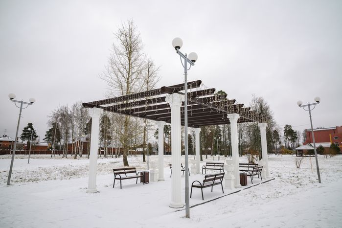 Лавочка в городском парке культуры и отдыха Электрогорска Павлово-Посадского округа зимой