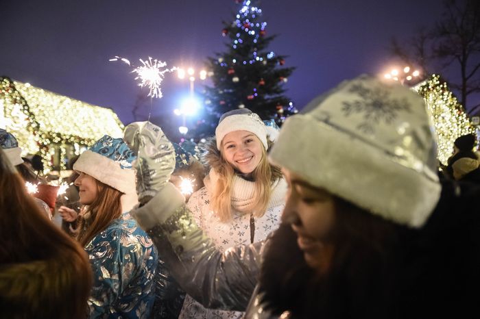 Парад Снегурочек в Москве
