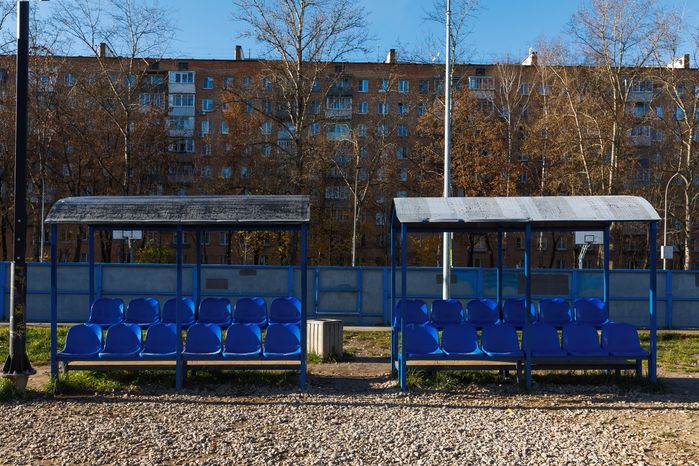 Трибуна для зрителей возле скейт-парка в Городском парке культуры и отдыха Долгопрудного осенью