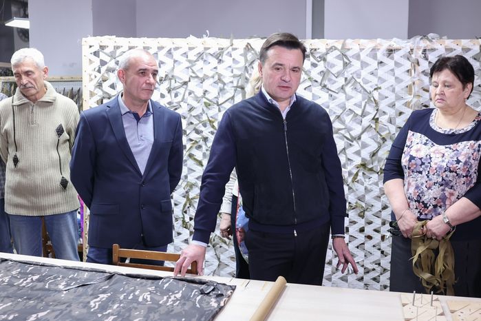 Андрей Воробьев посетил мастерскую волонтерского объединения «Zамаскируем СВОих»