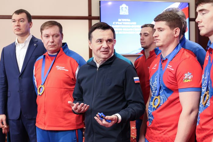 Андрей Воробьёв поздравил команду по следж-хоккею «Гвардия» с победой