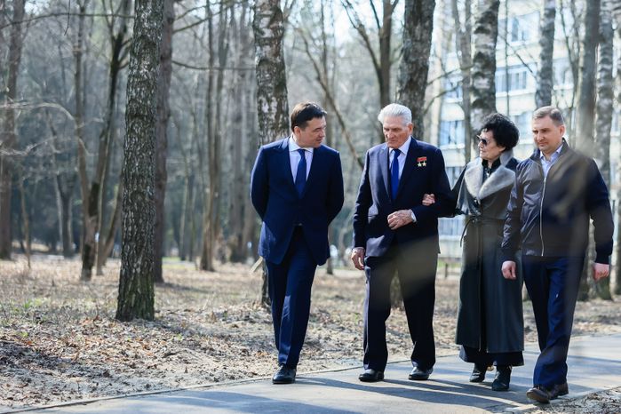 Посещение губернатором космонавта первого отряда