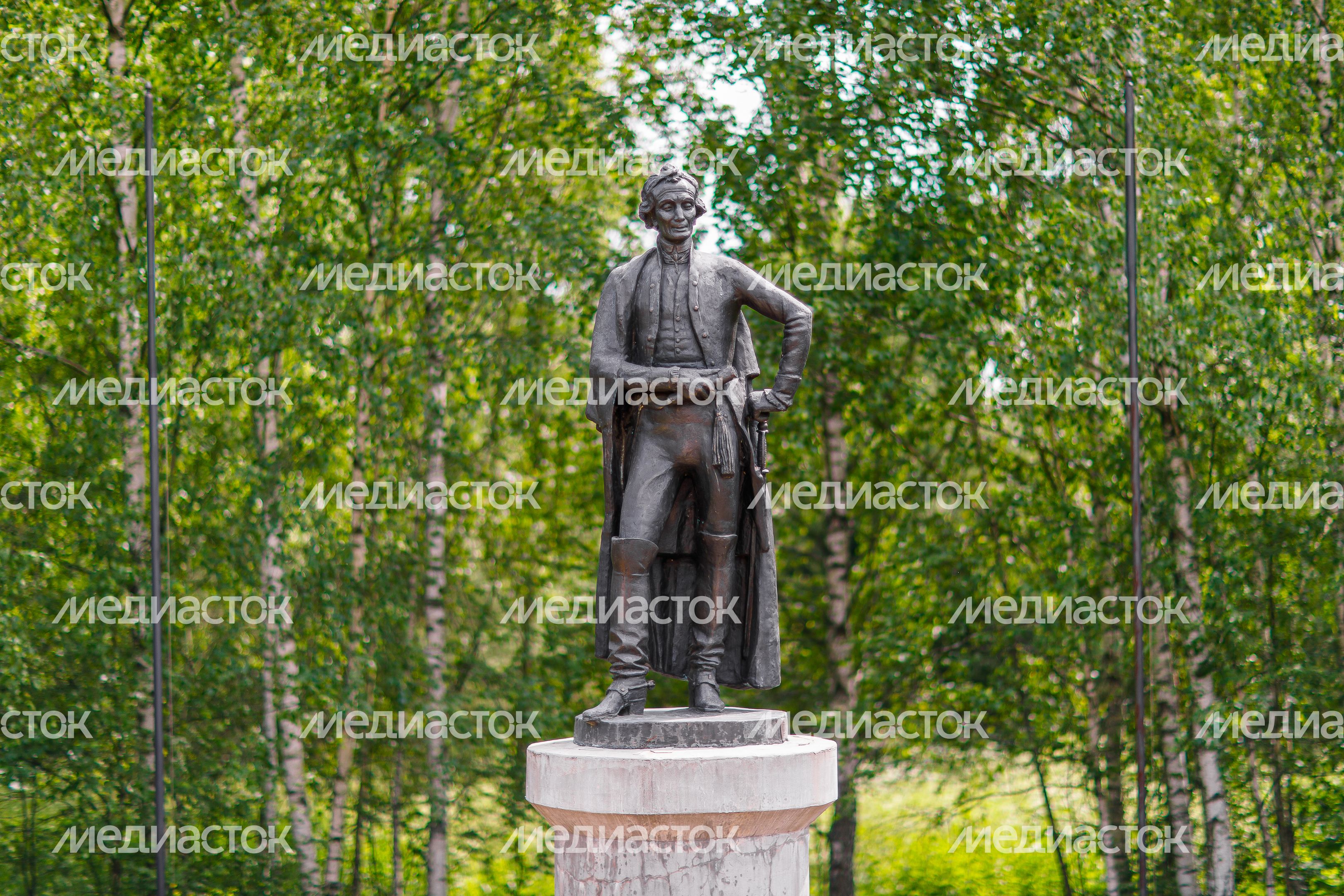 Памятник А.В. Суворову в деревне Рождествено Памятник А.В. Суворову в деревне Рождествено