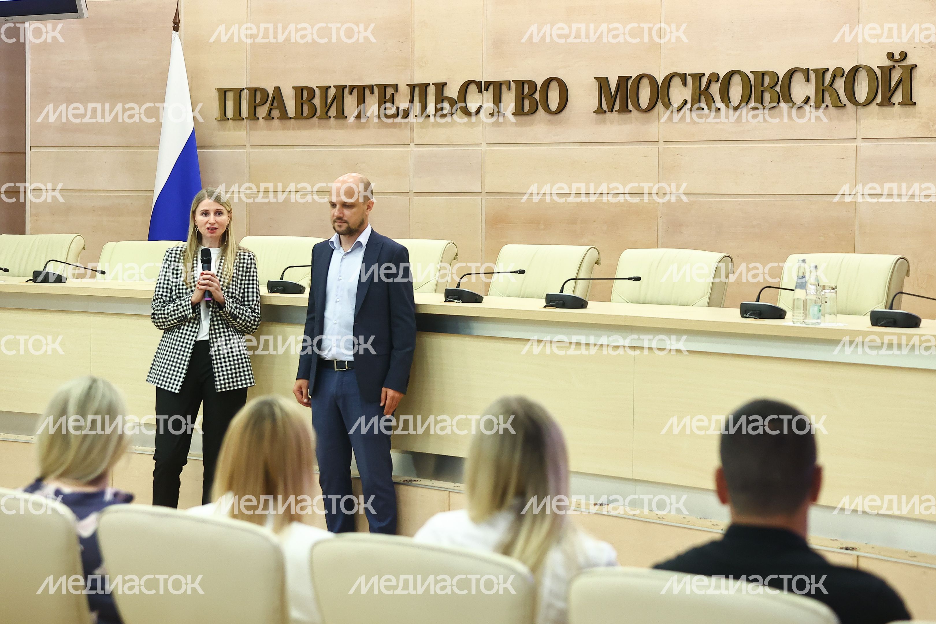 Подмосковным тренерам вручили сертификаты на покупку жилья по соципотеке Подмосковным тренерам вручили сертификаты на покупку жилья по соципотеке