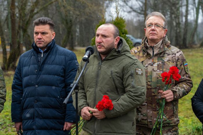 Кавалер медали Суворова, участник СВО Роман Гомыляев на возложении цветов к могиле Неизвестного солдата