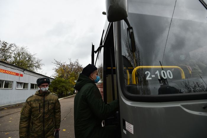 Отправка призывников к местам прохождения военной службы с городского сборного пункта Военного комиссариата города Москвы
